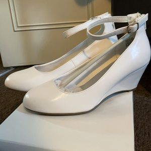 BRAND NEW WITHOUT TAGS It’s Ok heels. White ankle strap chunky high heel wedges